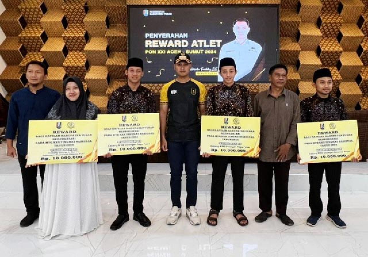 BERPRESTASI: Kafilah Tuban mewakili Jatim pada MTQ Nasional XXX terima reward Rp 10 juta setiap orang. | Foto: Humas