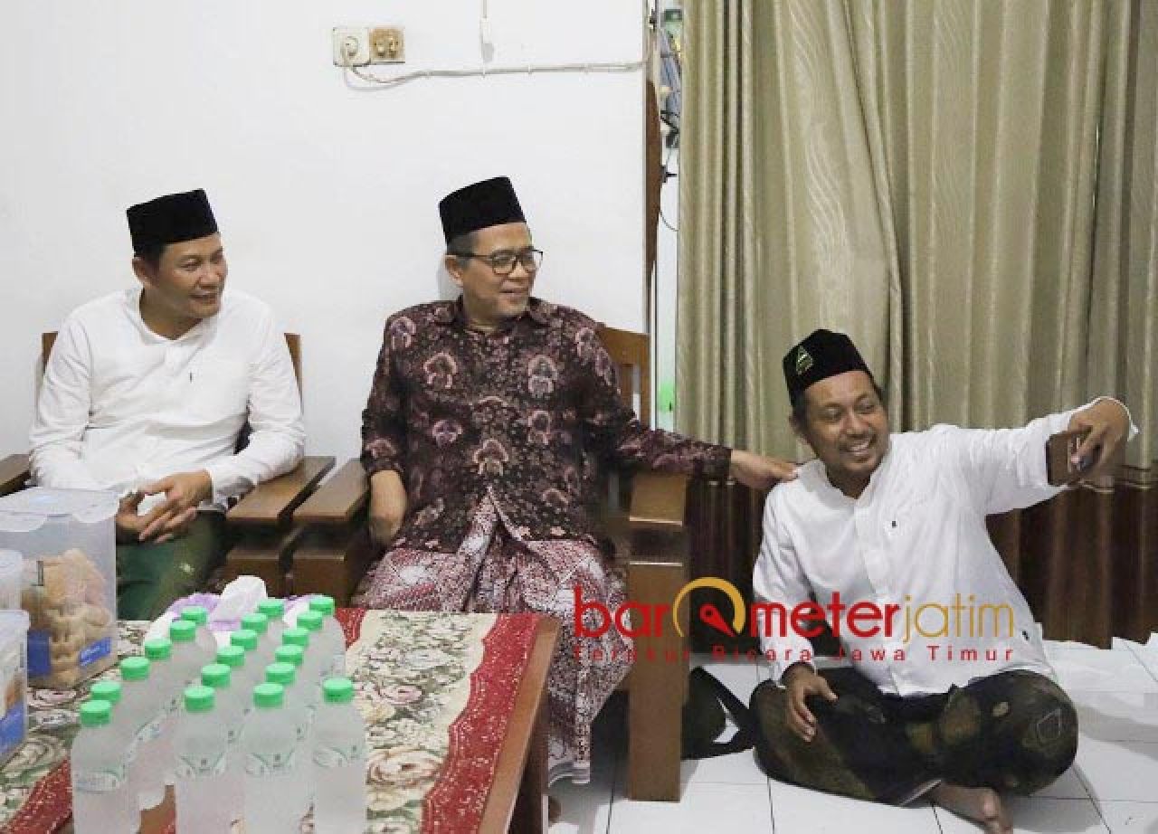 BERSAMBUT: Sowan ke kediaman KH Nur Kholis Aziz, Subandi disambut hangat warga NU. | Foto: Barometerjatim.com/RQ