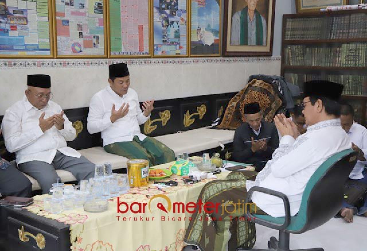 DOA KIAI: KH Hasyim Hambali doakan Subandi jadi Bupati Sidoarjo. | Foto: Barometerjatim.com/RQ