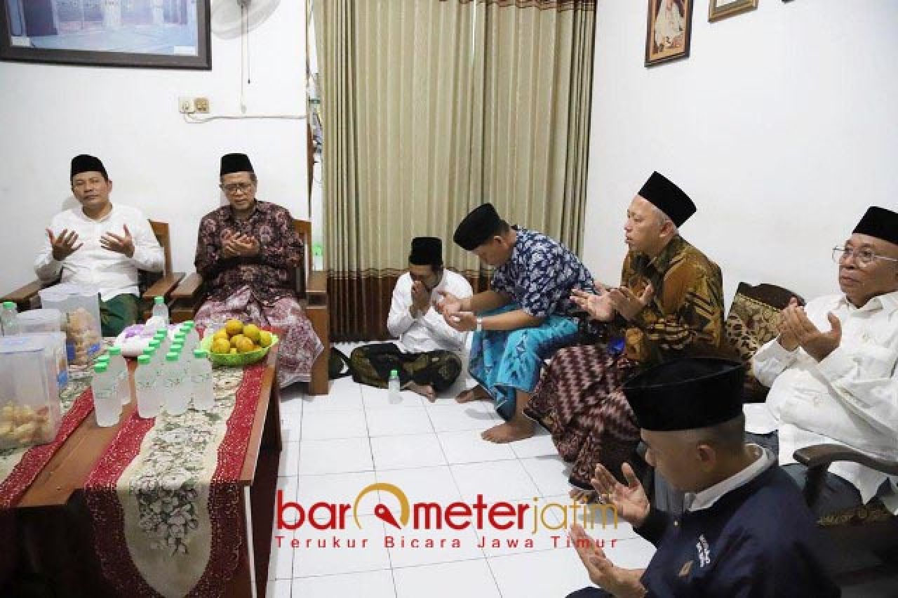 BERSAMA KIAI: Subandi mendapat dukungan dari KH Nur Kholis Aziz Baitul Ilmi wal Qur'an (BIQ). | Foto: Barometerjatim.com/RQ