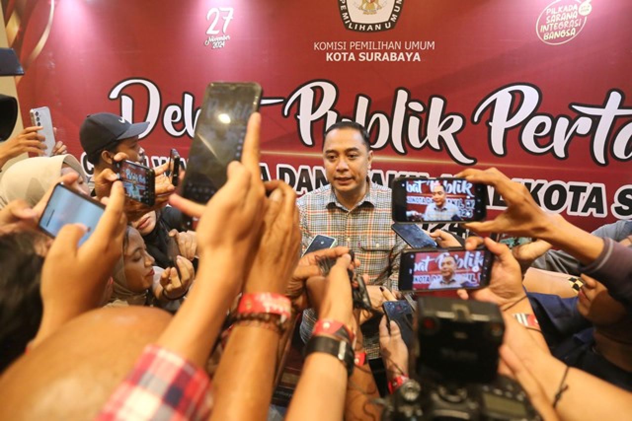 DISERBU MEDIA: Eri Cahyadi diserbu awak media usai debat perdana Pilkada Surabaya. | Foto: Barometerjatim.com/RQ