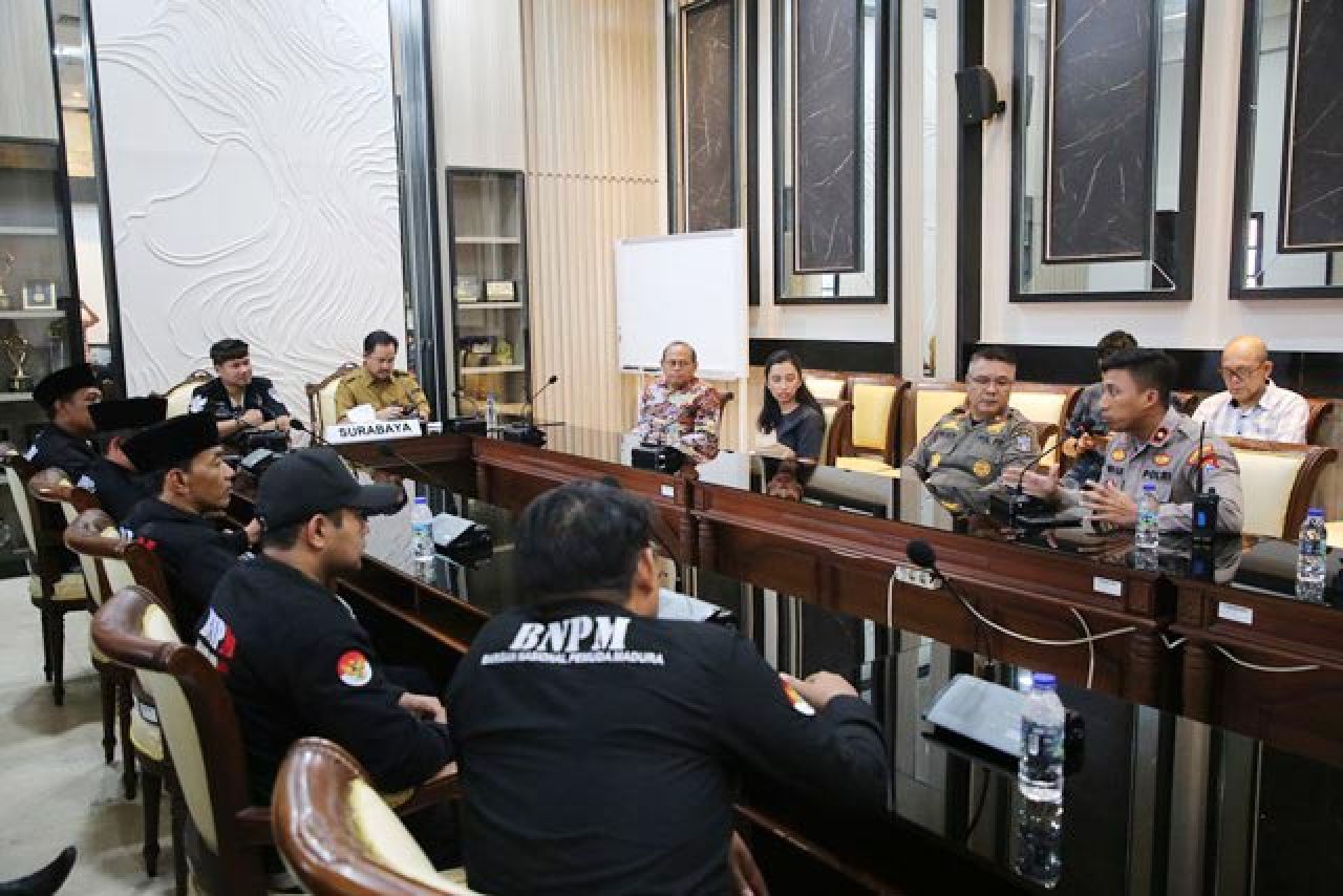 DIFASILITASI PEMKOT: Pertemuan antara pihak RSUD Soewandhie dan keluarga pasien RM. | Foto: Barometerjatim.com/HPS