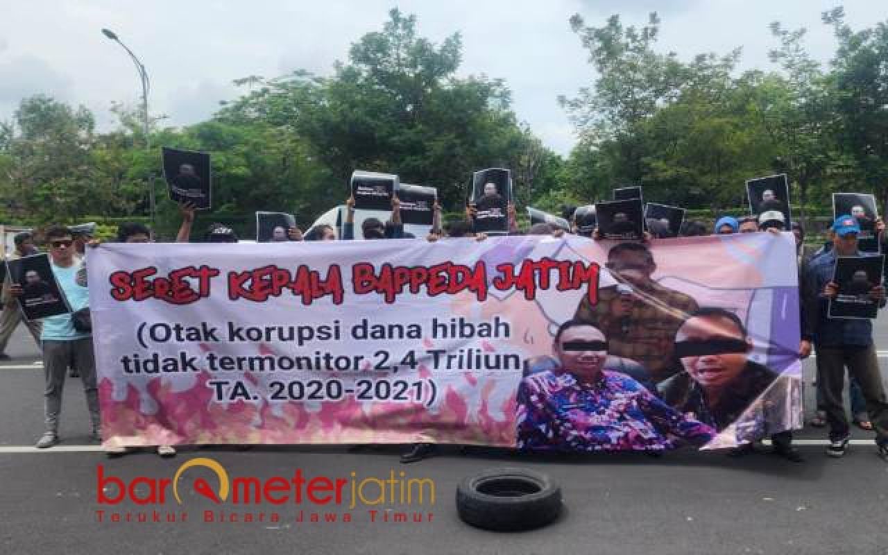 TAK TERMONITOR: Jaka Jatim bentangkan spanduk otak korupsi hibah tak termonitor Rp 2,4 T. | Foto: Barometerjatim.com/BKT