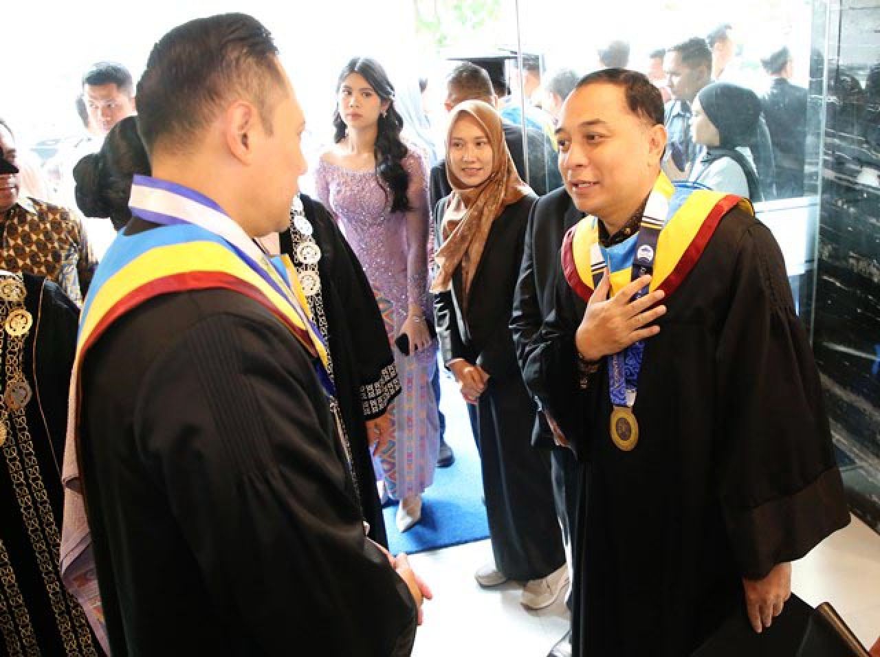 SESAMA DOKTOR: Eri Cahyadi berbincang dengan usai menjalani prosesi wisuda. | Foto: Barometerjatim.com/HPS