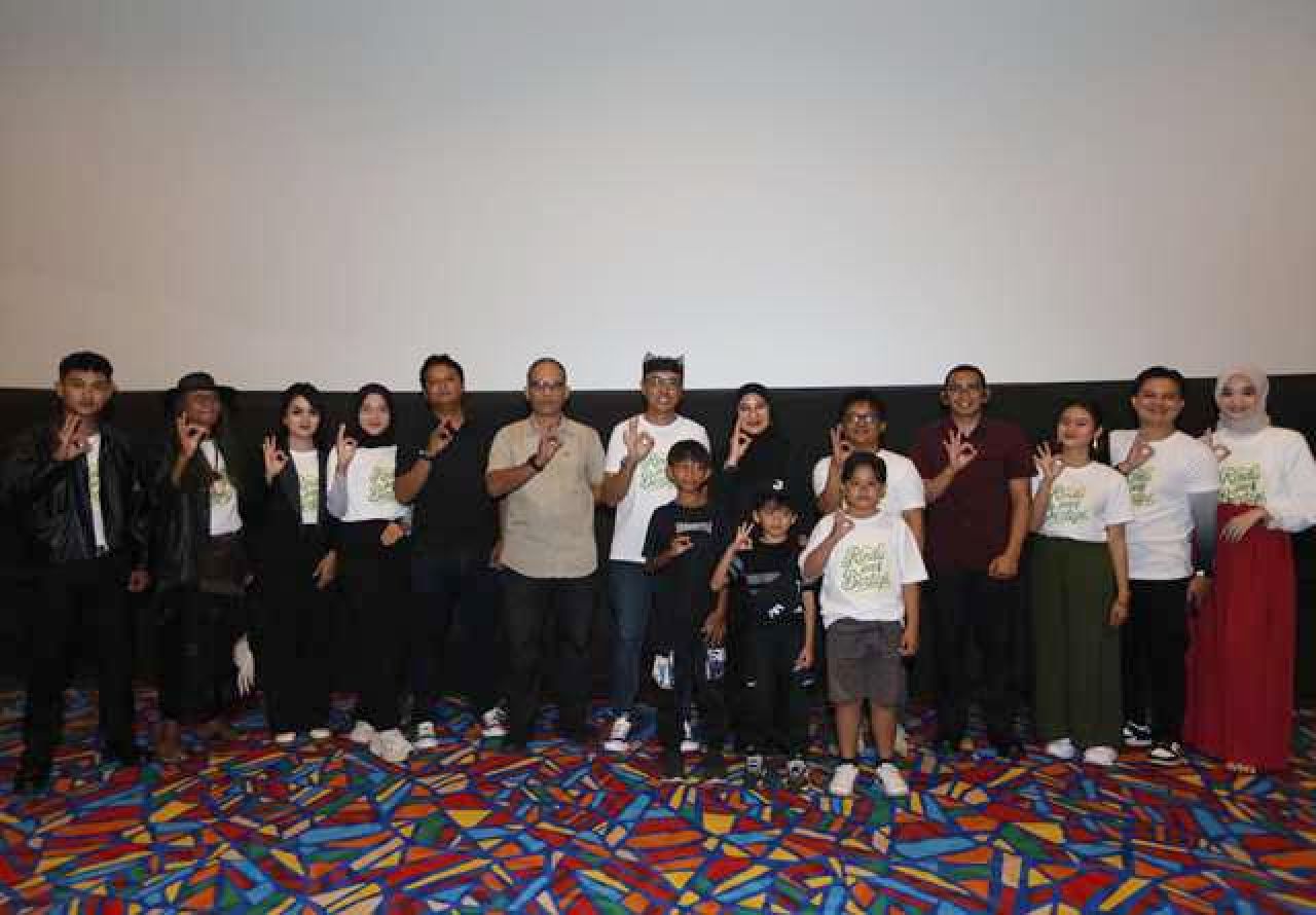 DUKUNGAN BUPATI: Bupati Ipuk Fiestiandani bersama kru dan pemain film Rindu yang Bertepi. | Foto: IST