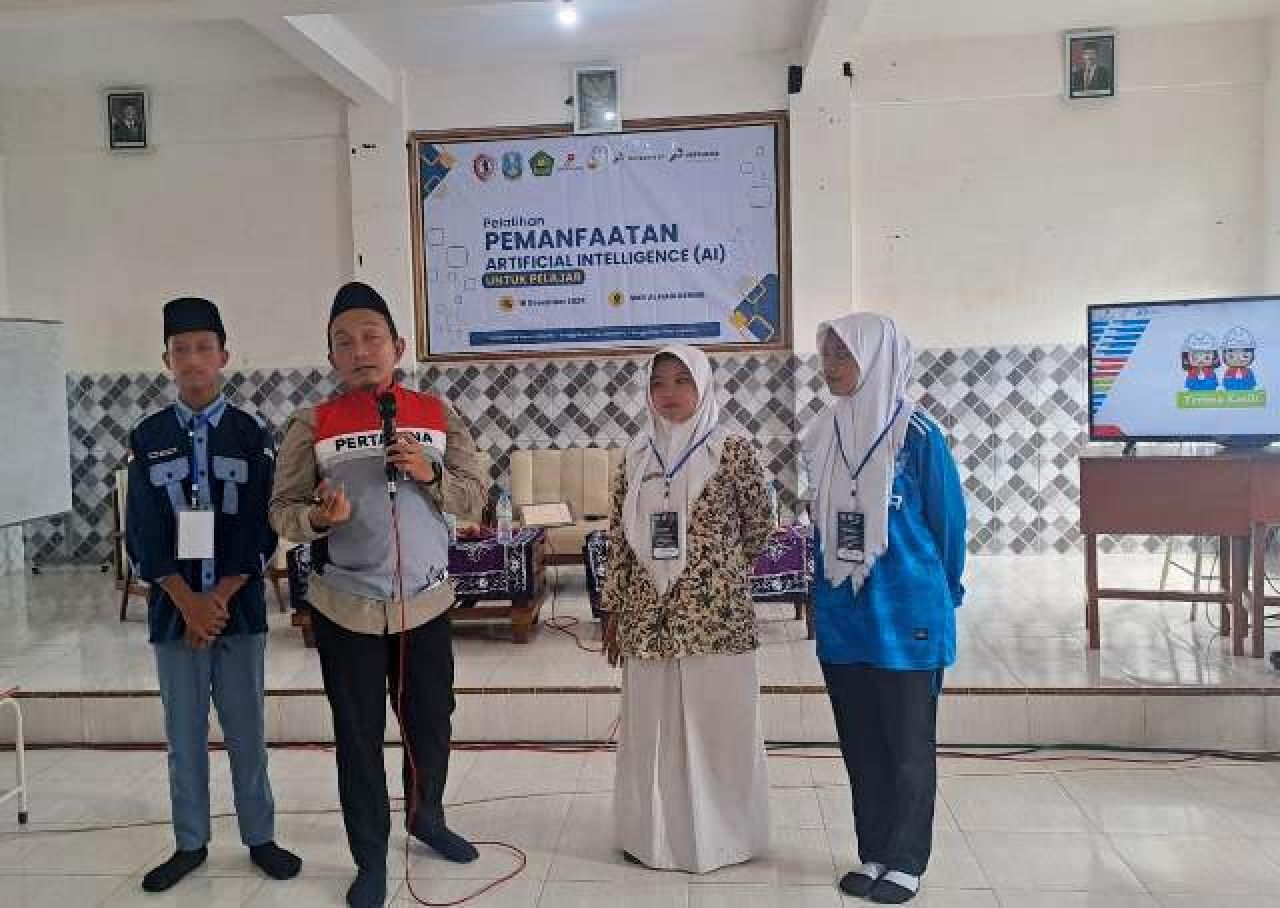 EDUKASI: Ulin Najah, beri edukasi terkait usaha hulu migas ke siswa SMA sederajat. | Foto: Barometerjatim.com/ANWAR