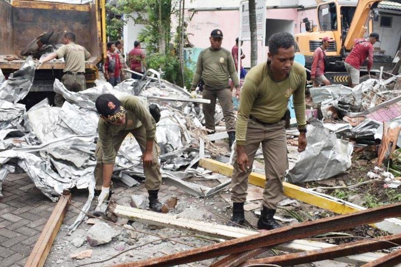 SESUAI PROSEDUR: Pembongkaran bangunan di lahan Pemkot Surabaya sesuai prosedur. | Foto: Barometerjatim.com/HPS