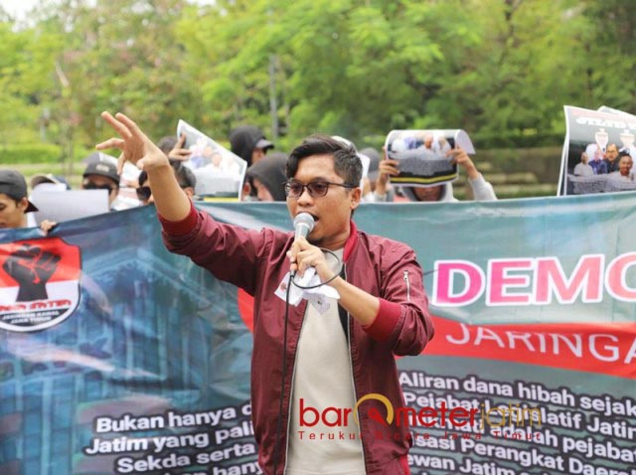 TANGKAP YASIN: Kholik Firmansyah saat orasi demo korupsi hibah di depan kantor Bappeda Jatim. | Foto: Barometerjatim.com/RQ