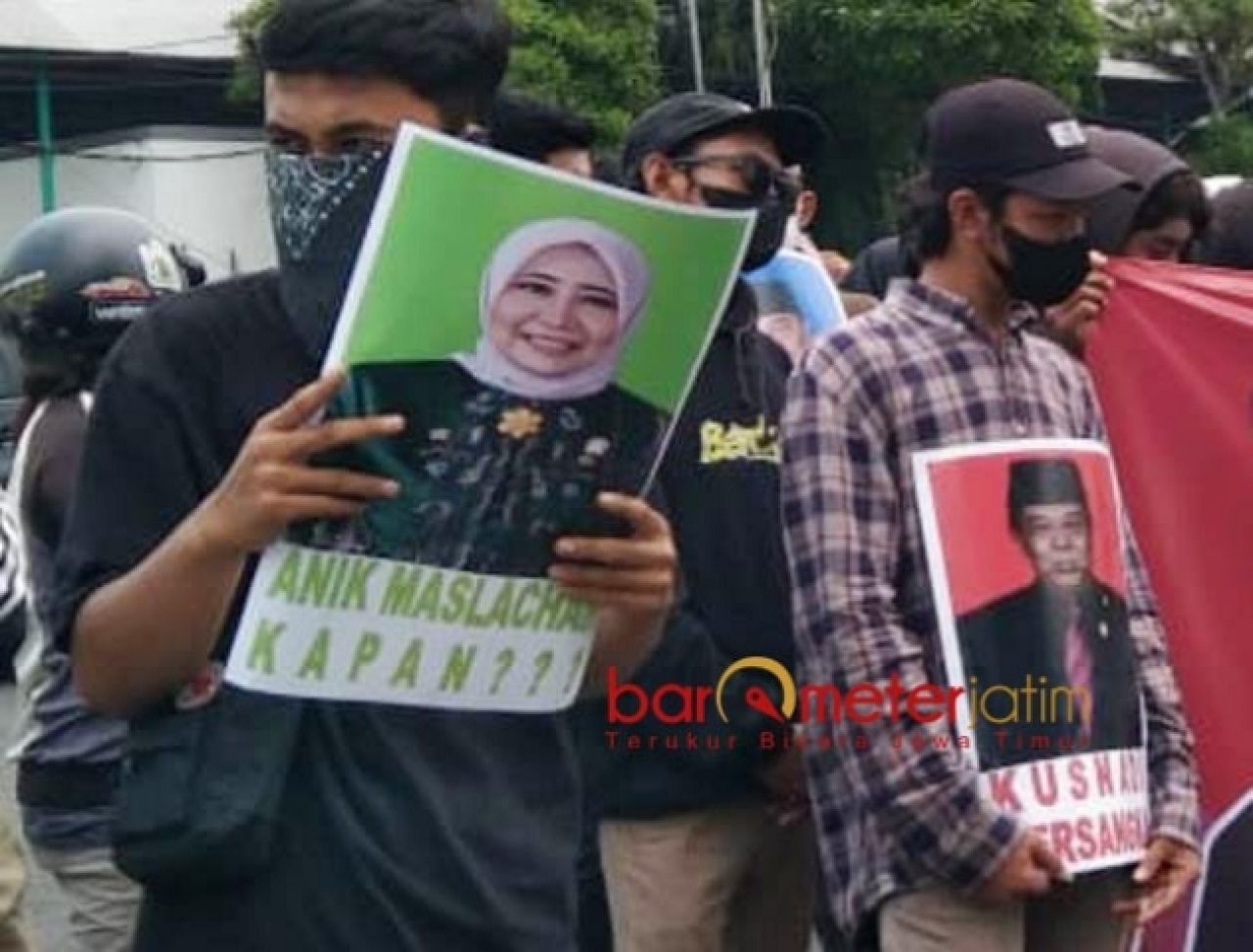 ANIK KAPAN?: Jaka Jatim usung poster Anik Maslachah saat demo di depan Gedung DPRD Jatim. | Foto: Barometerjatim.com/DOK