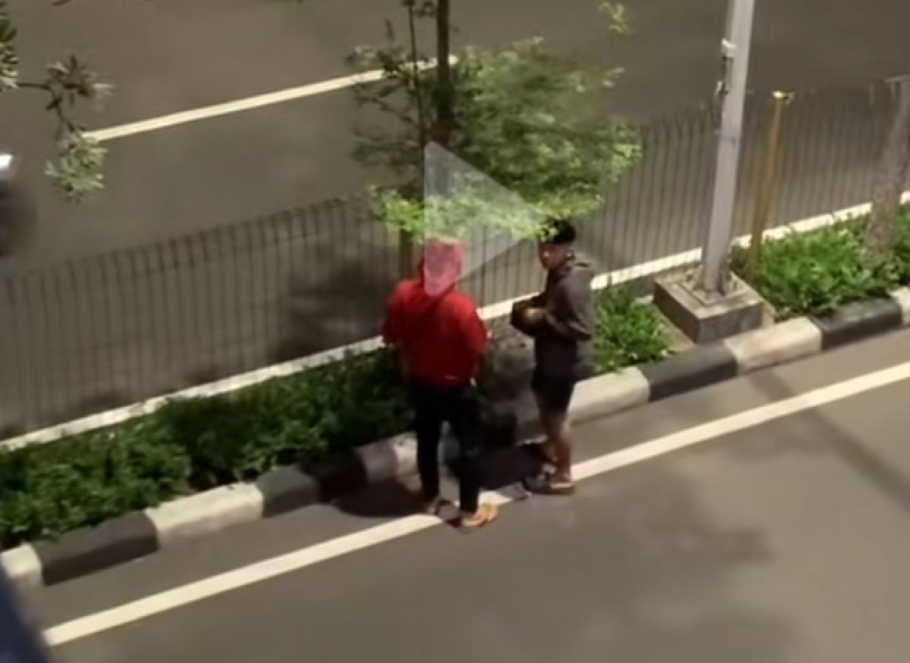 BERBURU KOIN JAGAT: Dua remaja di Kota Pahlawan ini sedang berburu koin jagat. | Foto: Tiktok