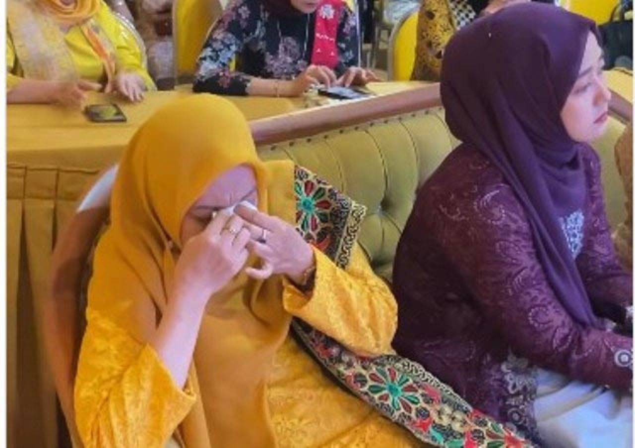 IKUT TERHARU: Salah seorang ibu tak kuasa menahan tangis saat peluncuran buku. | Foto: IST