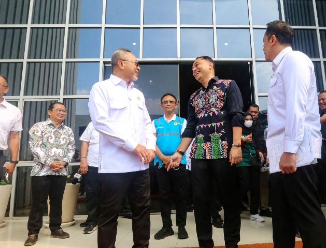 AKRAB DAN RAMAH: Eri Cahyadi mendampingi Zulkifli Hasan melakukan kunjungan ke TPA Benowo. | Foto: Humas