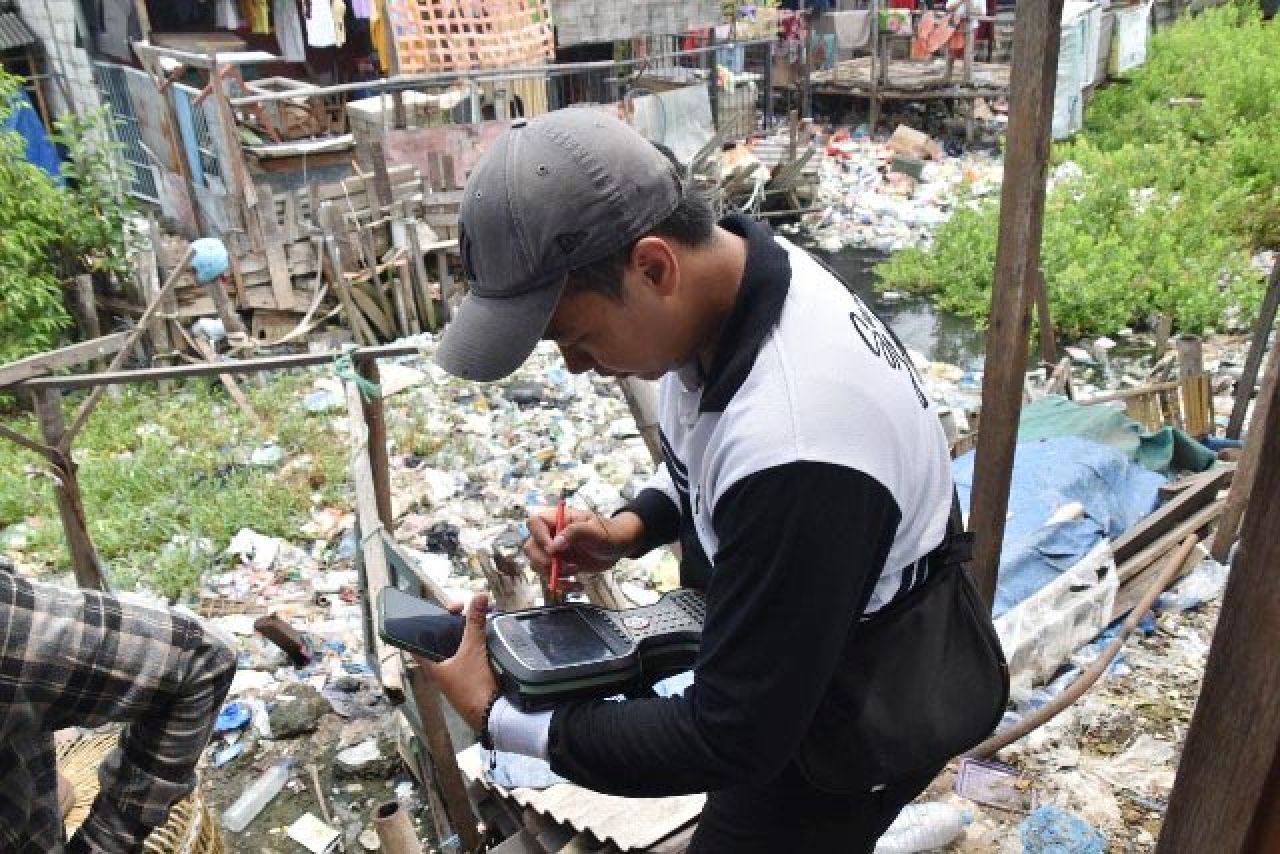 JELANG NORMALISASI: Petugas menyisir bangunan yang mempersempit Sungai Kalianak. | Foto: Barometerjatim.com/HPS