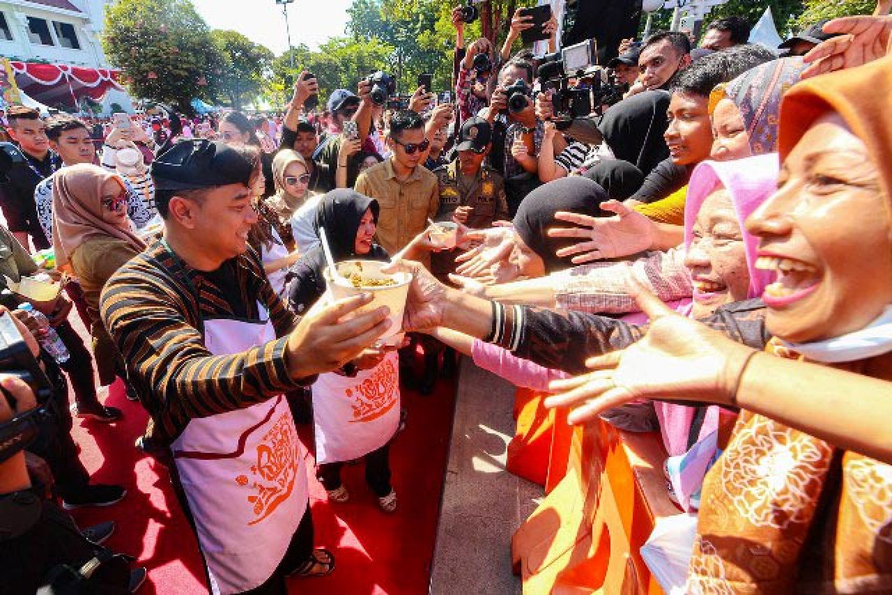 MERIAH: Wali Kota Surabaya, Eri Cahyadi membagikan rujak uleg kepada pengunjung. | Foto: Barometerjatim.com/HPB