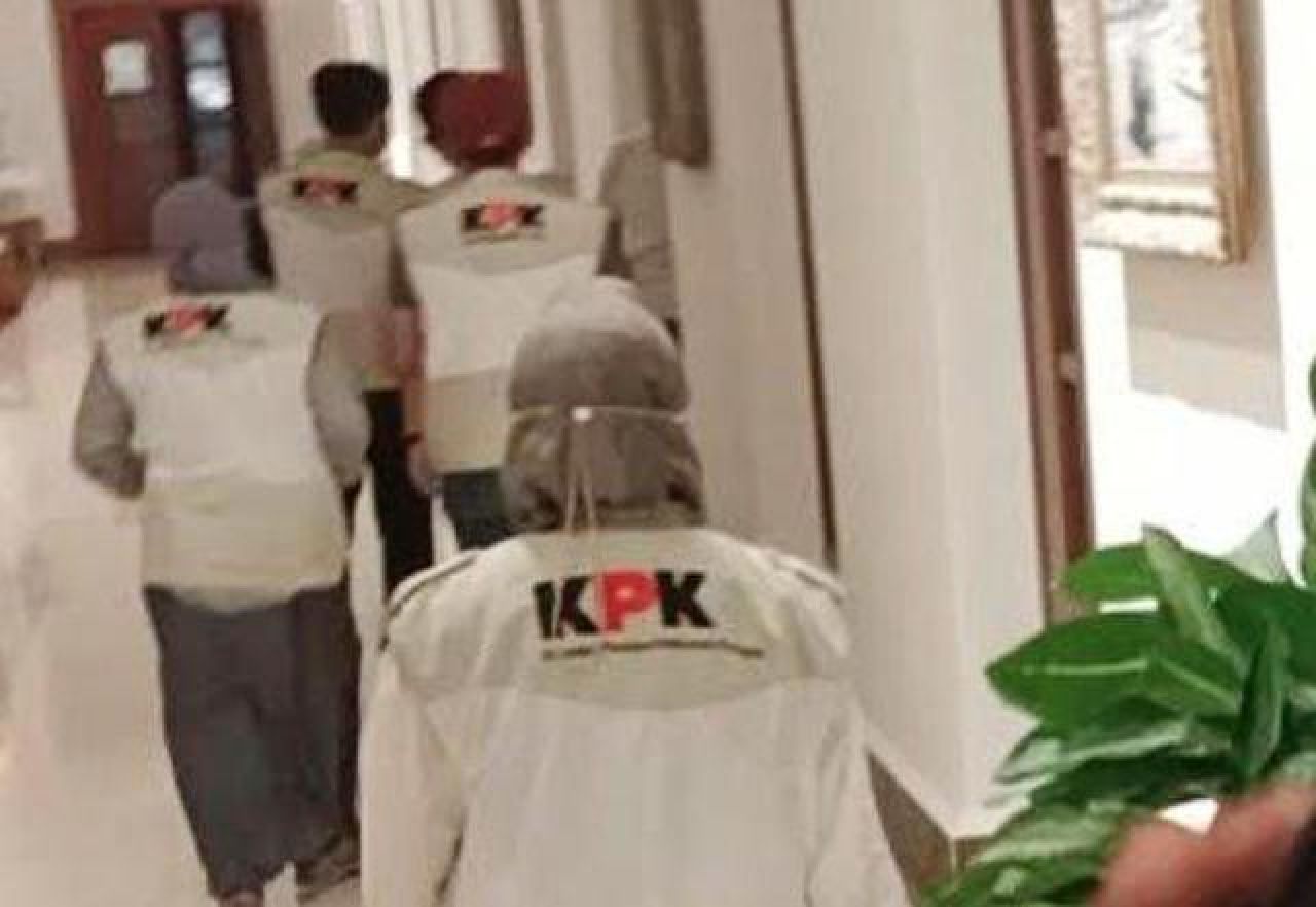 GELEDAH RUANGAN KHOFIFAH: Tim KPK geledah ruang kerja Khofifah pada 21 Desember 2022. | Foto: IST