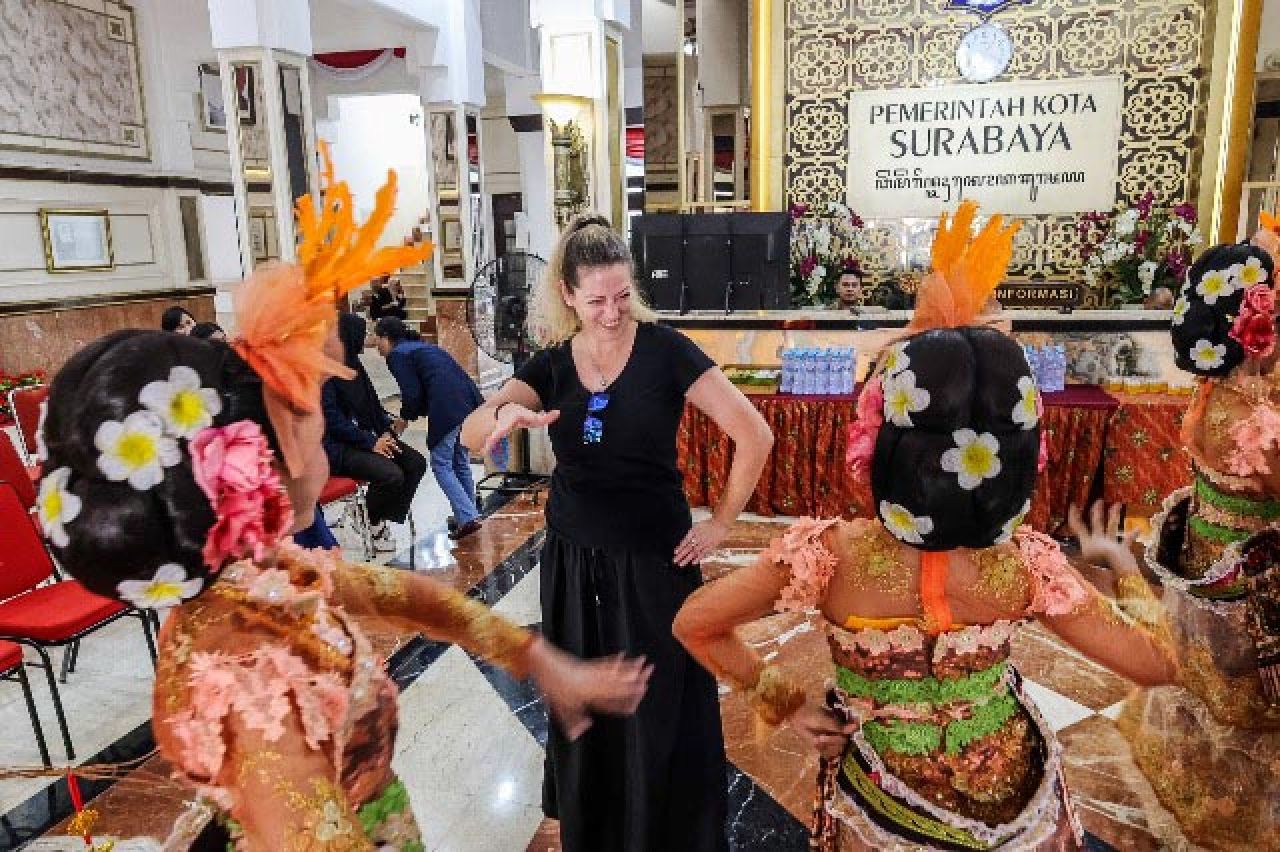 GOYANG JEDER: Sambut turis di Balai Kota Surabaya dengan tarian Goyang Jeder. | Foto: Barometerjatim.com/HPS