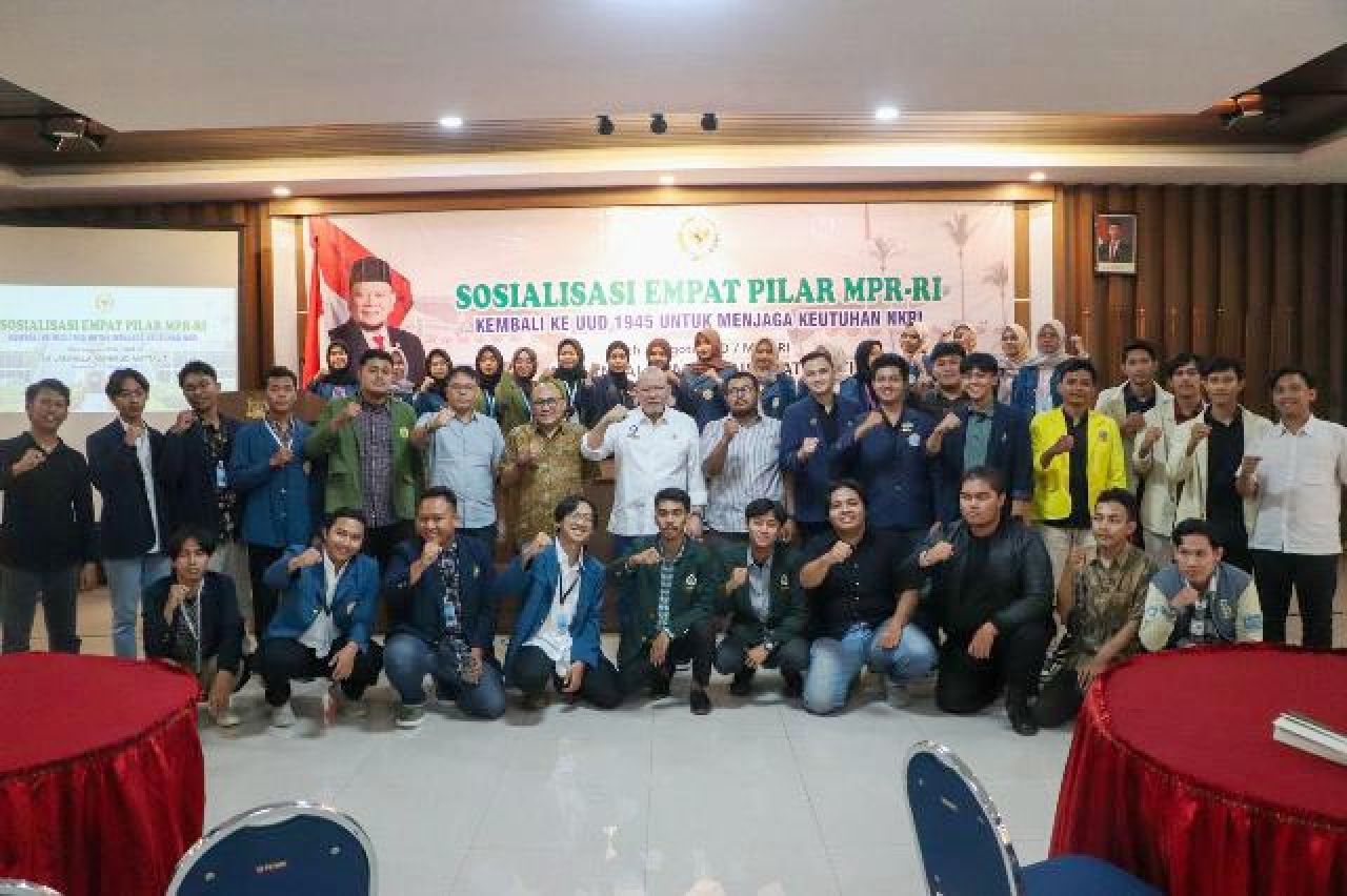 BERSAMA MAHASISWA: LaNyalla pose bareng Presiden BEM usai sosialisasi empat pilar MPR RI di Surabaya. | Foto: IST