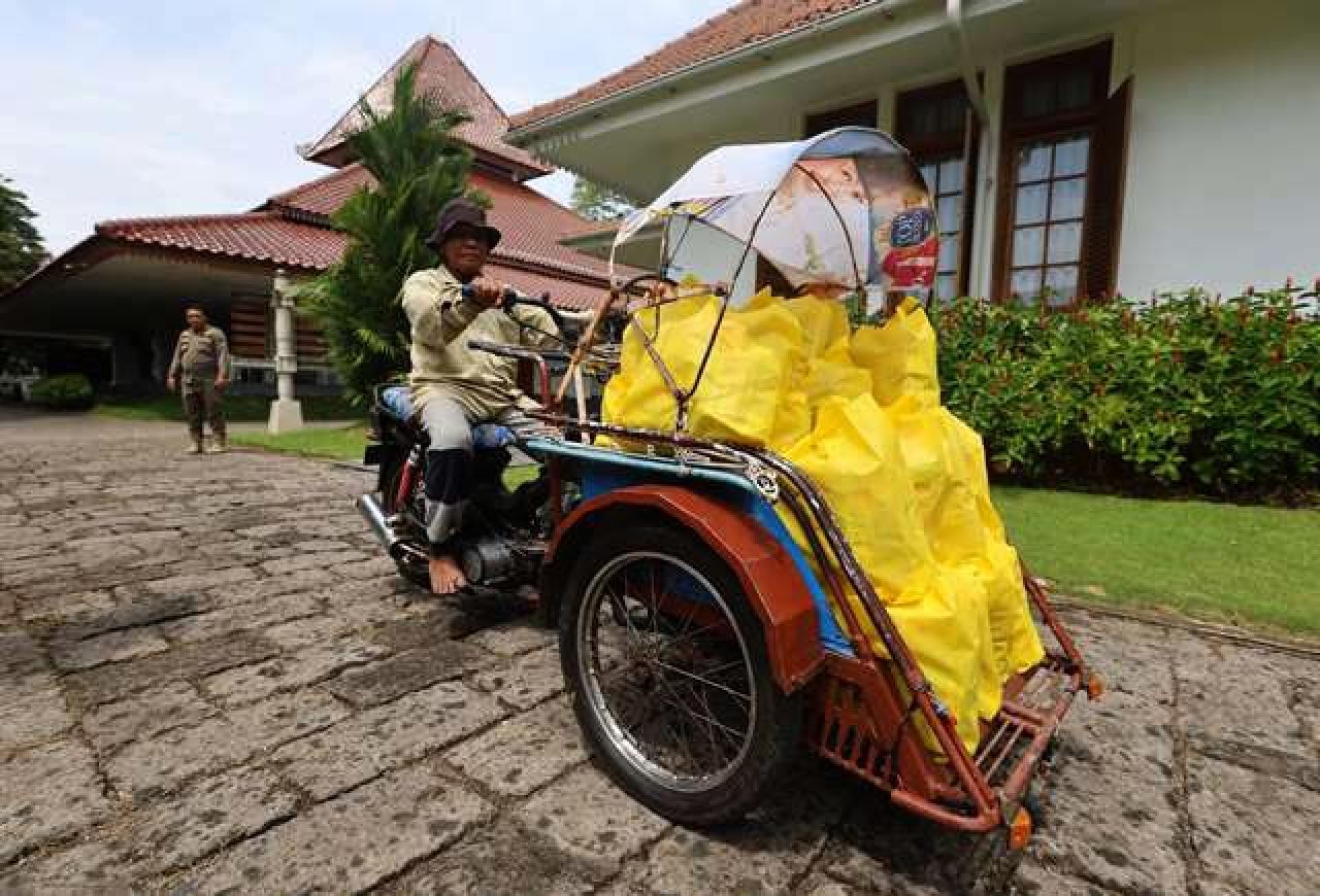 BERDATANGAN: Paket sembako pengganti ucapan pelantikan Ipuk-Mujiono berdatangan. | Foto: Barometerjatim.com/HPB