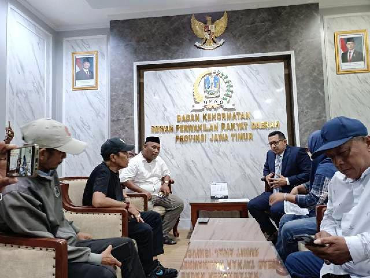 LAPOR BK: Massa RPKR laporkan anggota DPRD Jatim, Zeiniye ke Badan Kehormatan. | Foto: IST