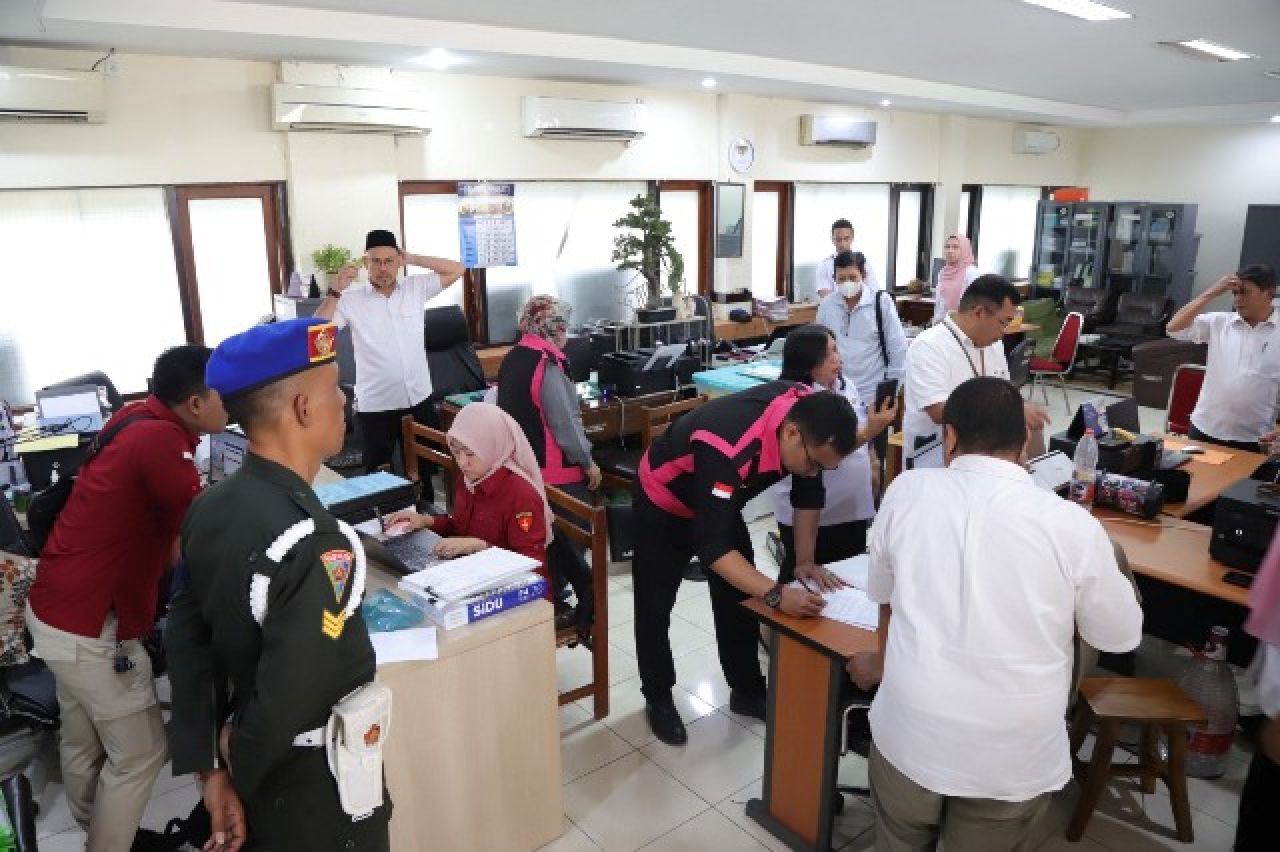 CARI BUKTI KORUPSI: Tim penyidik Kejati Jatim geledah kantor Dindik Jatim. | Foto: Kejati Jatim