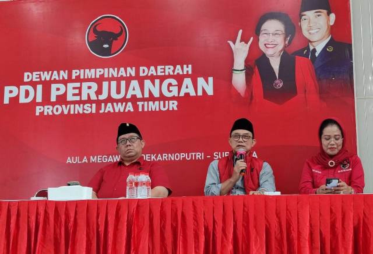 PENCOPOTAN: Budi Sulistyono (tengah) umumkan pencopotan Ketua DPC PDIP Surabaya. | Foto: Barometerjatim.com/BKT