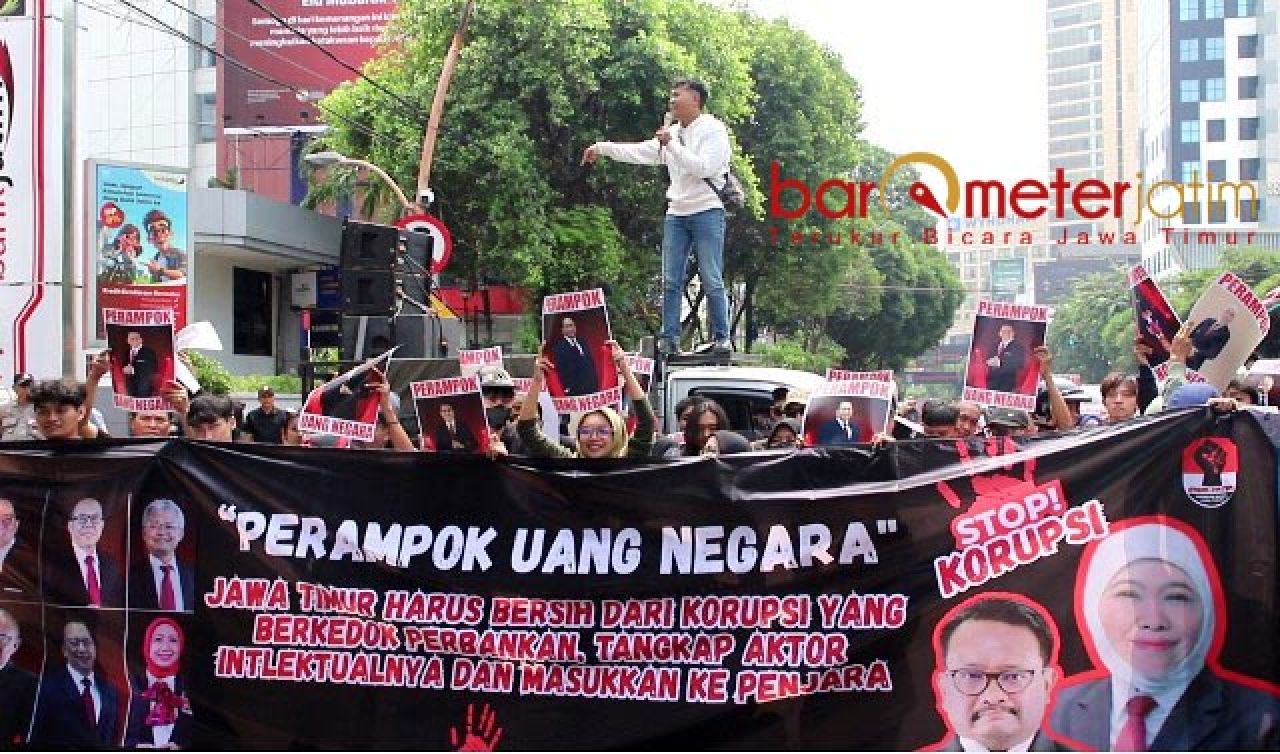 USUT TUNTAS: Massa Jaka Jatim kembali gelar aksi di depan kantor pusat Bank Jatim. | Foto: Barometerjatim.com/RQ