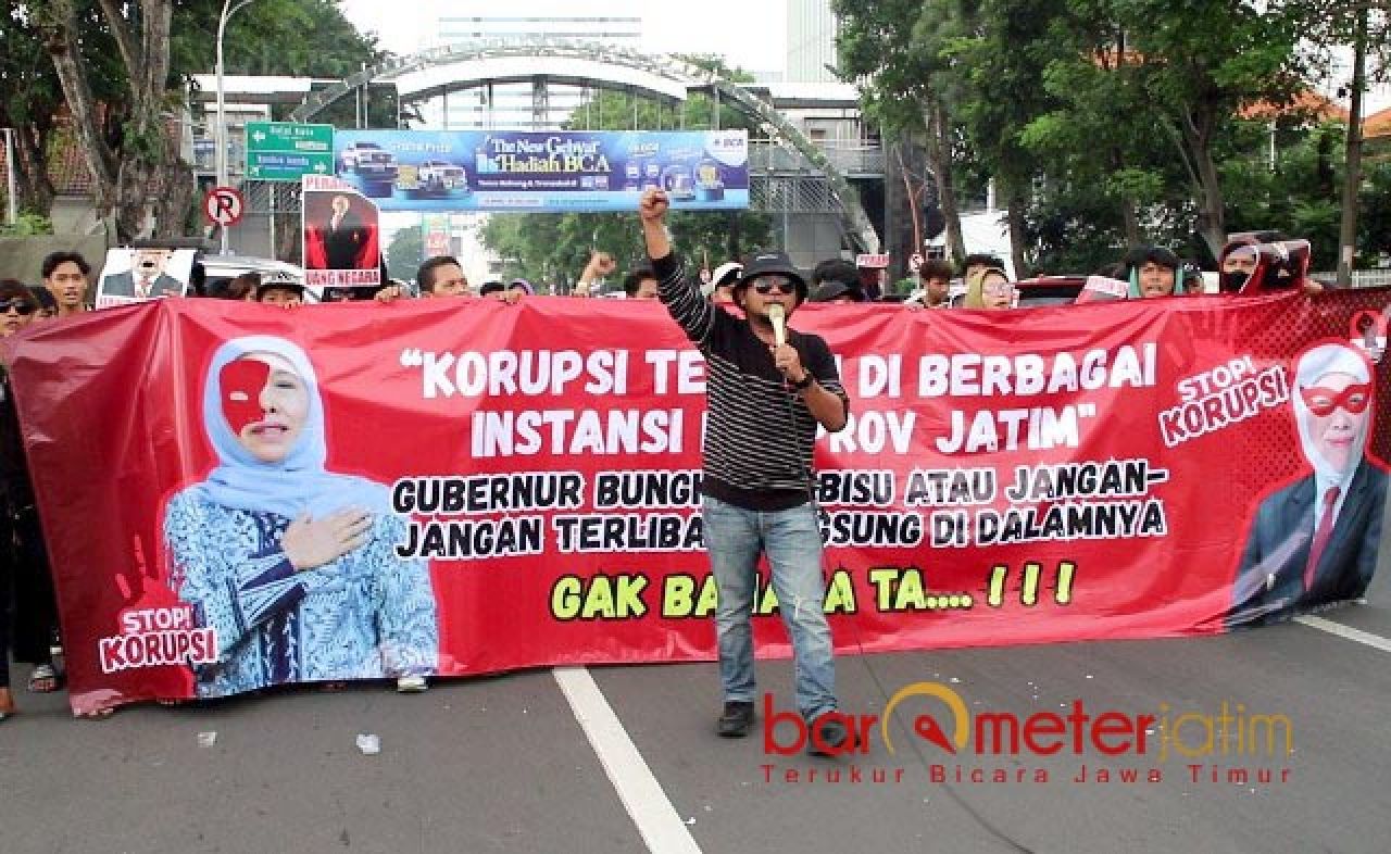 KENCANG: Selain di Bank Jatim, Jaka Jatim juga menggelar aksi di depan Gedung Grahadi. | Foto: Barometerjatim.com/RQ