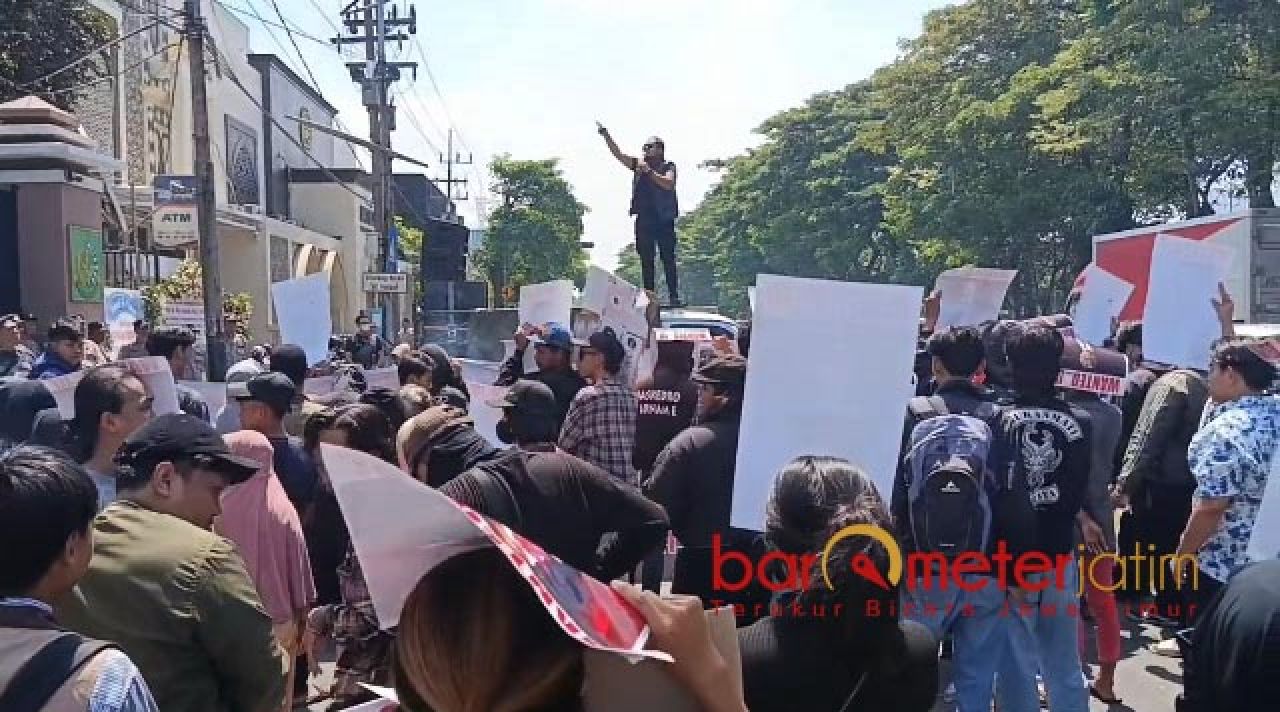 LAWAN: Musfiq, berapi-api pimpin demo minta Kejati usut direksi dan komisaris Bank Jatim. | Foto: Barometerjatim.com/BKT