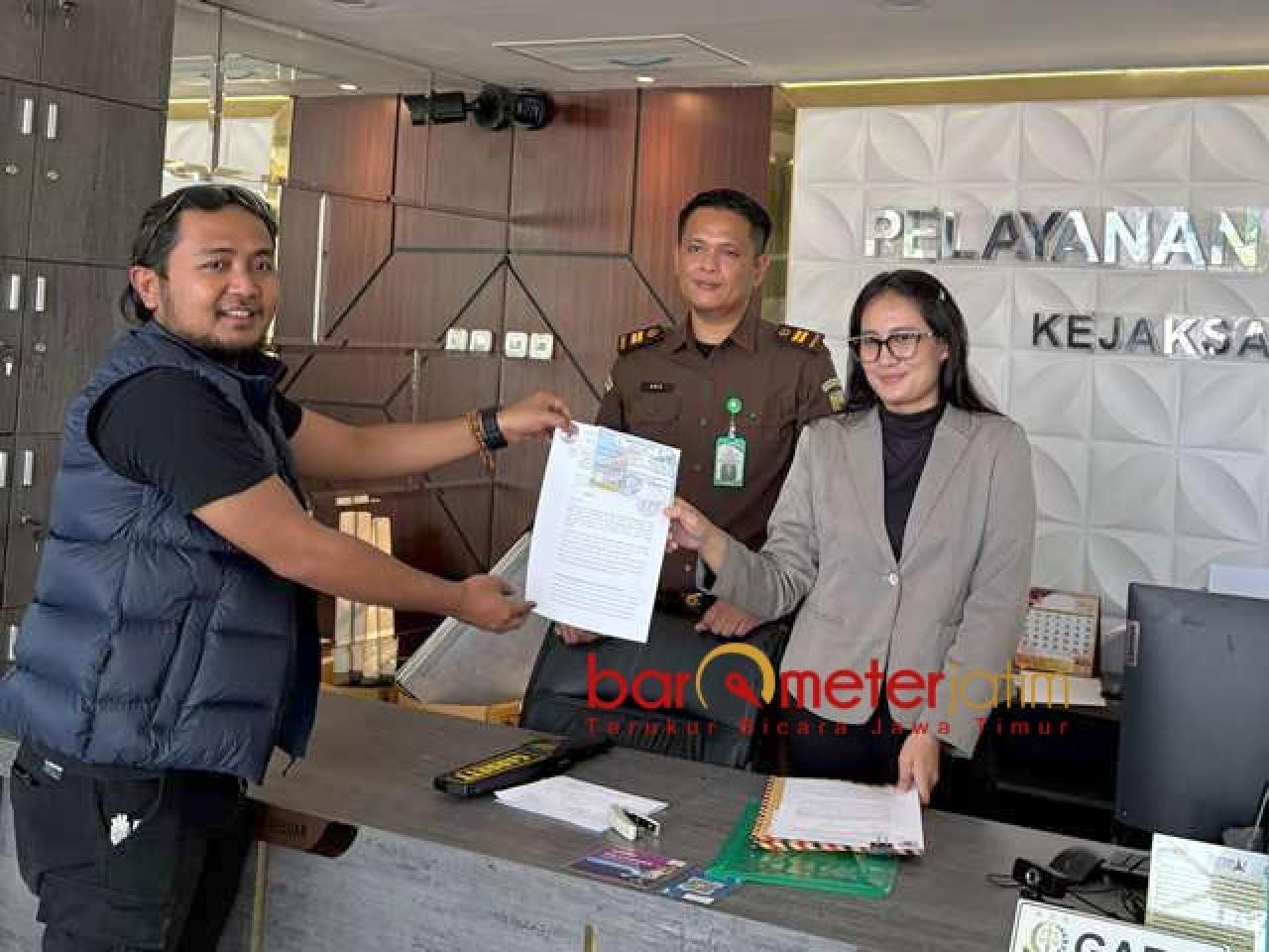 LAPORAN: Musfiq menyerahkan laporan ke Kejati terkait kredit fiktif Bank Jatim. | Foto: Barometerjatim.com/BKT