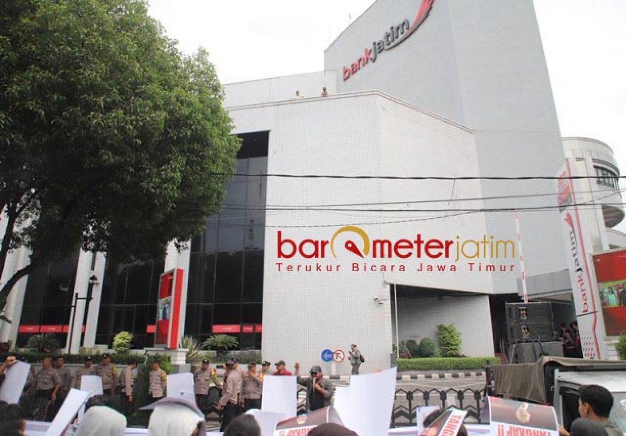 DIDEMO: Bank Jatim didemo buntut kasus kredit fiktif Rp 569,4 miliar di cabang Jakarta. | Foto: Barometerjatim.com/RQ