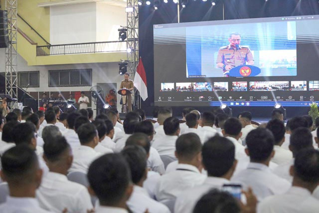 JAGA SURABAYA: Eri Cahyadi pesan ke 1.838 ASN PPPK agar jaga nama baik Surabaya. | Foto: Barometerjatim.com/HPS