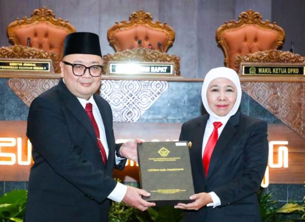 RAIH WTP: Widhi Widayat menyerahkan LHP atas LKPD Pemprov Jatim TA 2024 kepada Khofifah. | Foto: Barometerjatim/RQ