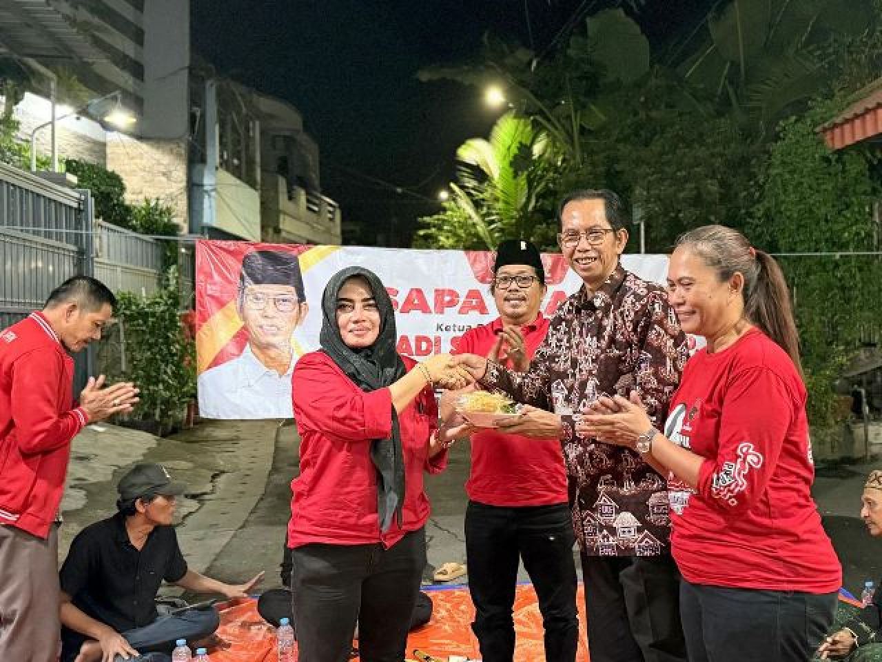 SARINAH: Adi Sutarwijono serahkan potongan tumpeng pada Norma Yunita atas pendirian sarinah. | Foto: IST