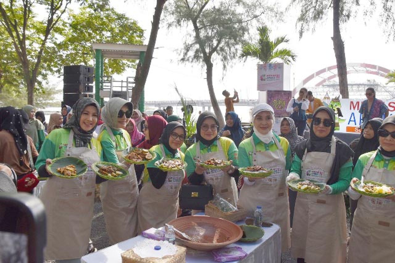 INI HASILNYA: Para istri wali menunjukkan rujak cingur hasil ulegan mereka sendiri. | Foto: Barometerjatim.com/HPB