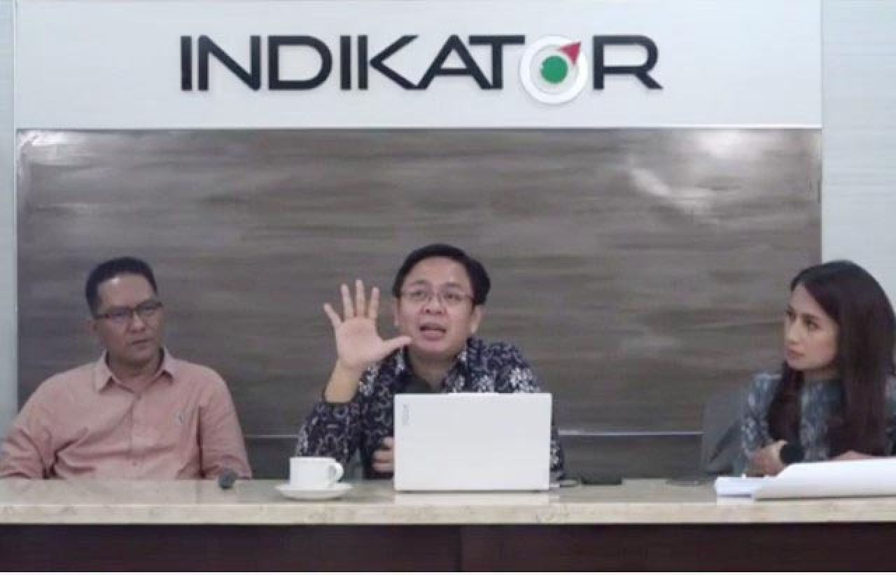 PAPARAN SURVEI: Burhanuddin Muhtadi, paparkan hasil survei Indikator Politik Indonesia. | Foto: Indikator