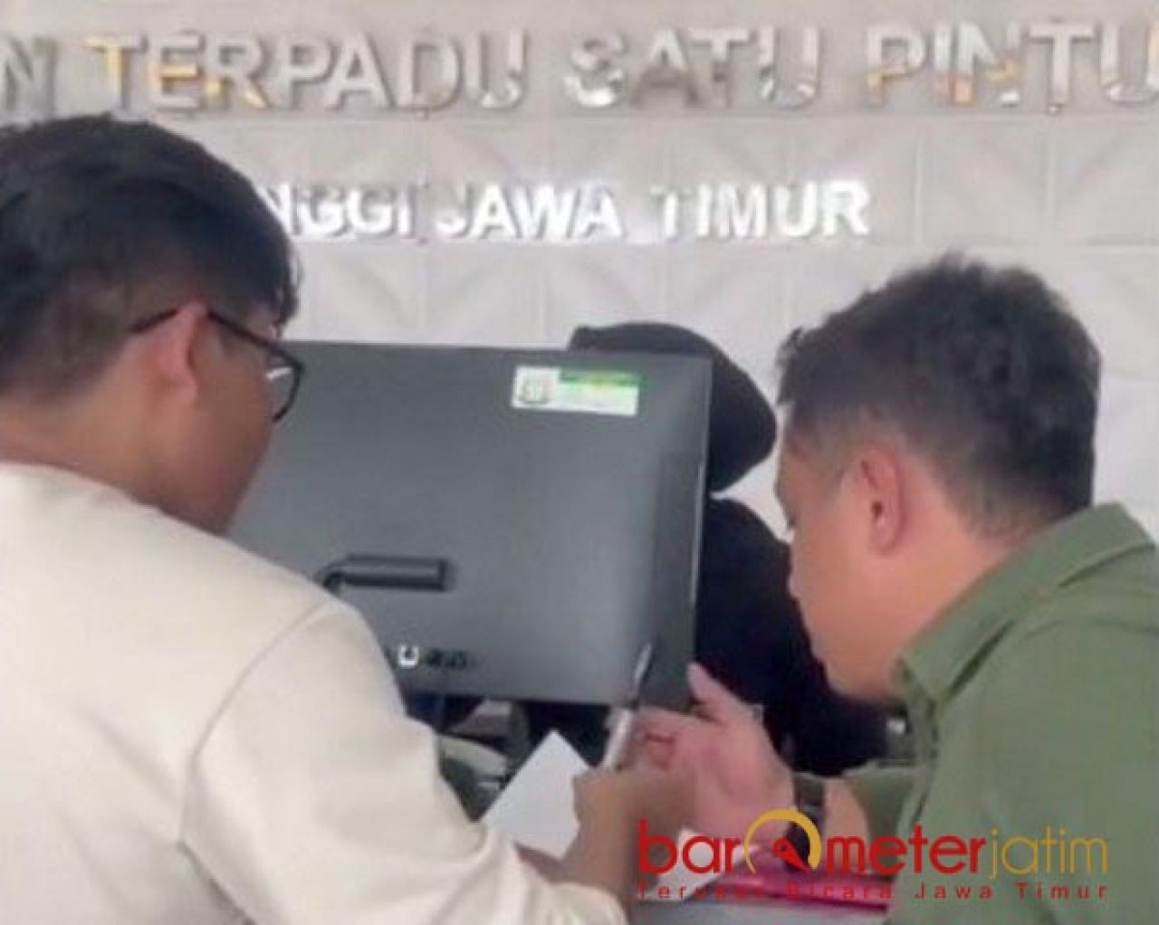 LAPOR: KCB Jatim melaporkan Hadi Mulyo Utomo dan Andri Irawan lewat dumas Kejati. | Foto: Barometerjatim.com/RQ