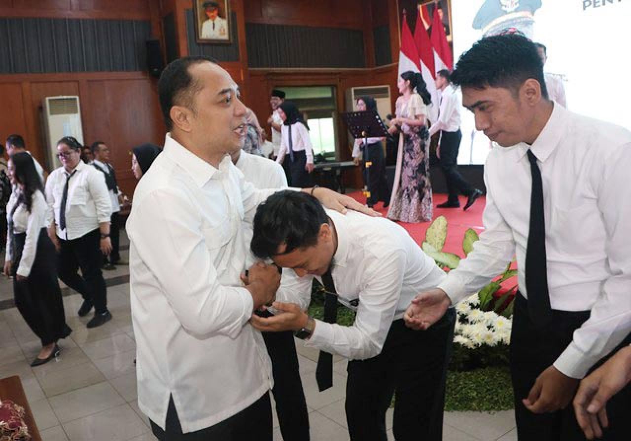 CIUM TANGAN: Para CPNS bersyukur dan berterima kasih kepada Eri Cahyadi. | Foto: Barometerjatim.com/HPS