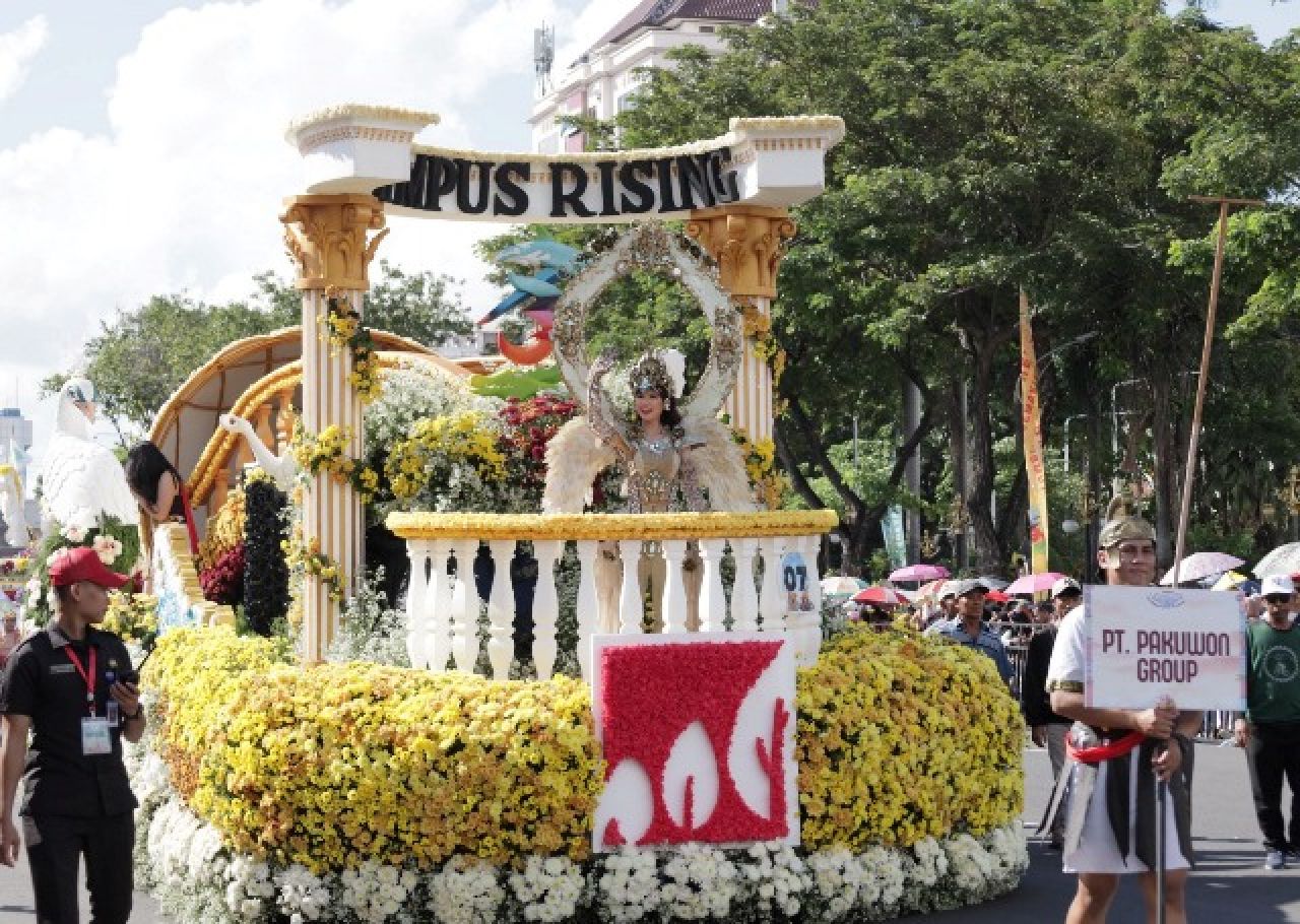 ELEGAN: Salah satu peserta dalam Parade Surabaya Vaganza 2025. | Foto: Barometerjatim.com/HPS