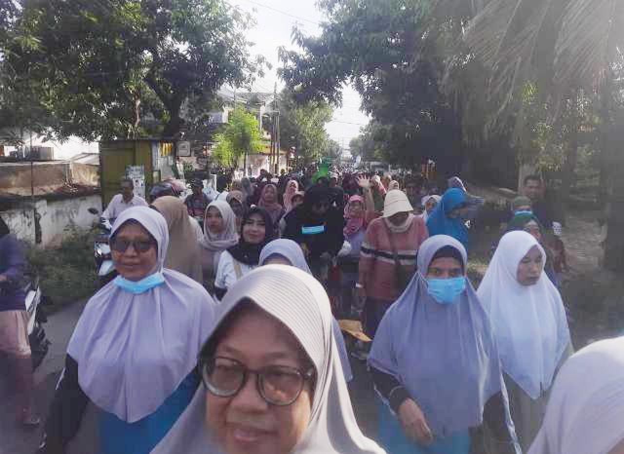 SEMANGAT: Emak-emak dan warga lainnya mengikuti jelan sehat Harlah ke-91 GP Ansor. | Foto: IST