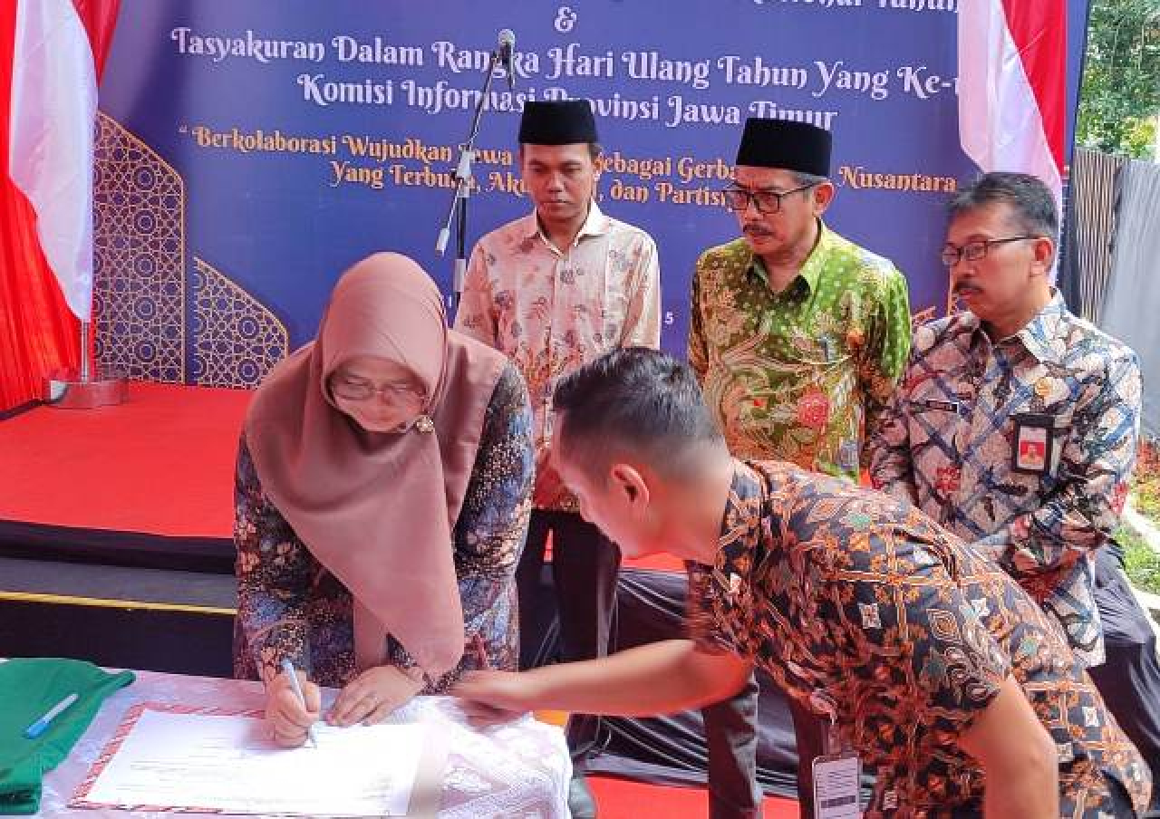 MAKLUMAT: Penandatanganan Maklumat Siaga Bencana yang diinisiasi KI Jatim. | Foto: Barometerjatim.com/RQ