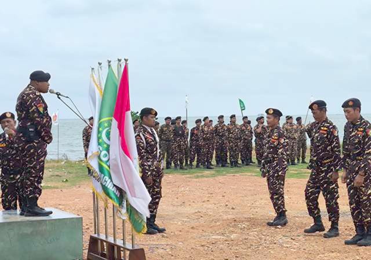 ANDALAN: Empat Satkoryon Banser menggelar apel di halaman Paciran Islamic Center (PIC). | Foto: IST