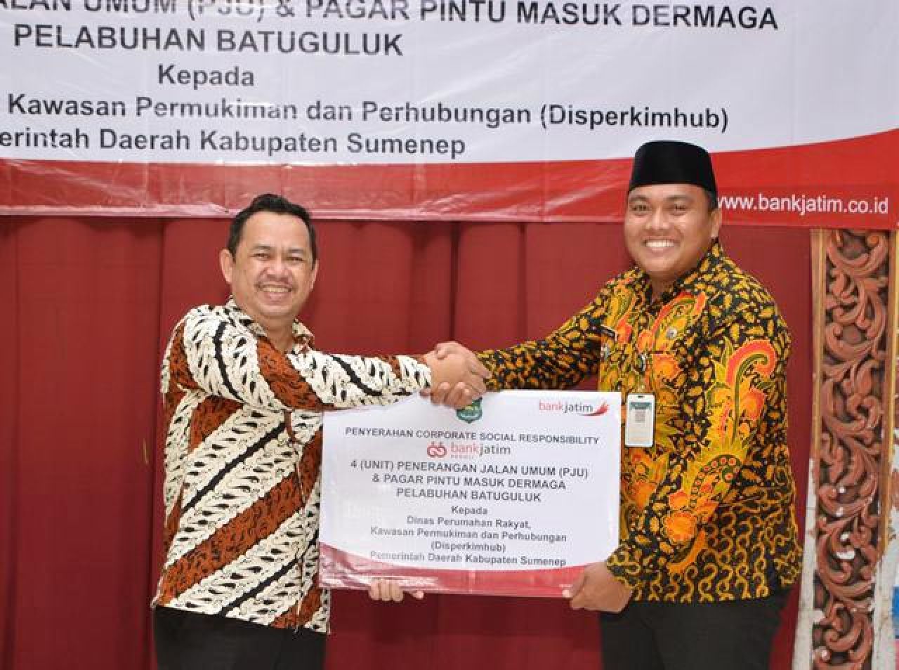 PENERANGAN JALAN: Yudhistira Januar Sadikin serahkan CSR ke Camat Arjasa Aynizar Sukma. | Foto: Bank Jatim