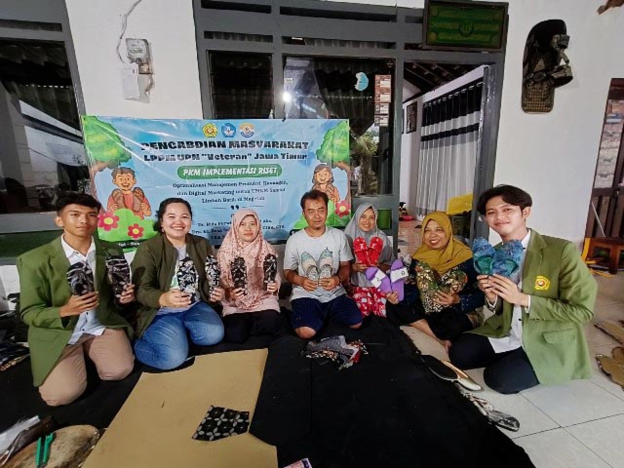 LIBATKAN MAHASISWA: Pengabdian masyarakat dosen UPN Veteran Jatim libatkan mahasiswa. | Foto: IST