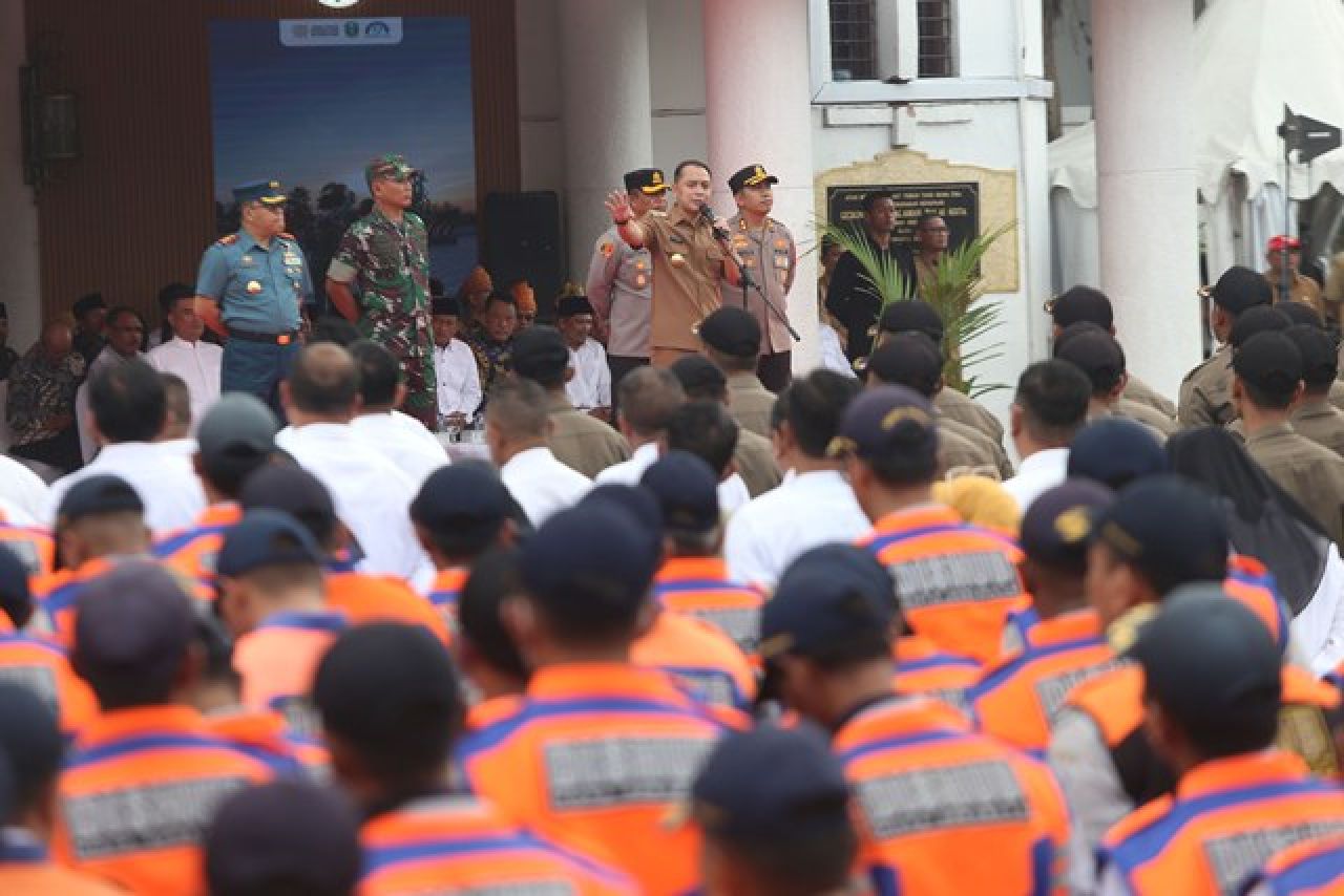 GABUNGAN: Eri Cahyadi pimpin apel gabungan sebelum tertibkan izin parkir toko swalayan. | Foto: Humas Pemkot Surabaya