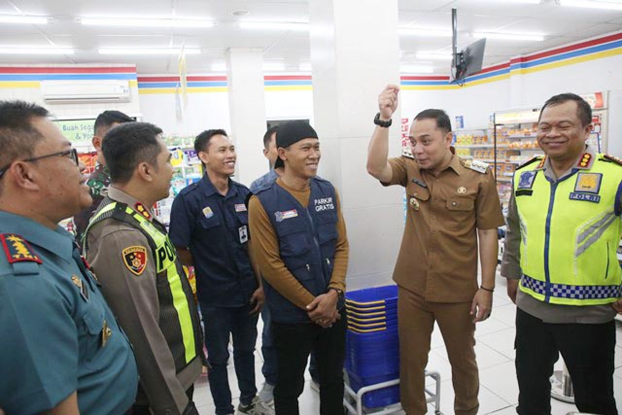 SIDAK: Eri Cahyadi sidak izin parkir di salah satu toko swalayan. | Foto: Humas Pemkot Surabaya