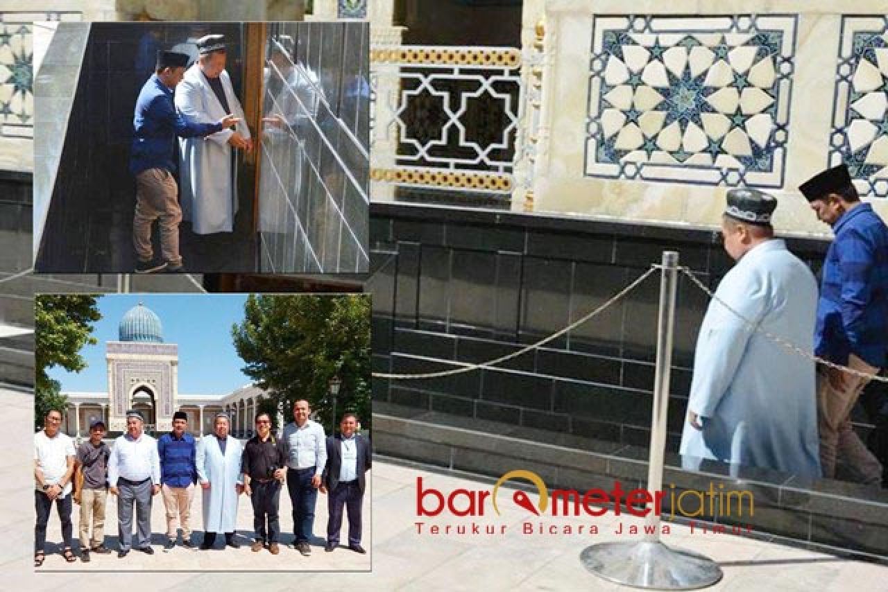 JASA BUNG KARNO: Gus Hans saat mengunjungi makam Imam Al Bukhari di Samarkand, Uzbekistan. | Foto: Barometerjatim.com/RQ