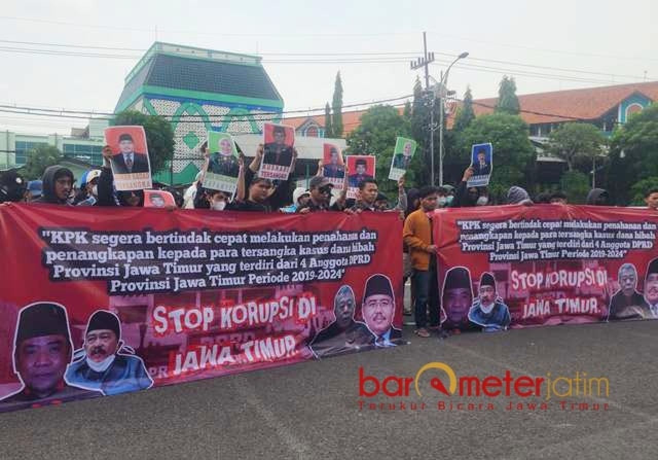 DESAK KPK: Jaka Jatim saat menggelar demo desak KPK tahan 21 tersangka korupsi hibah Jatim. | Foto: Barometerjatim.com/DOK