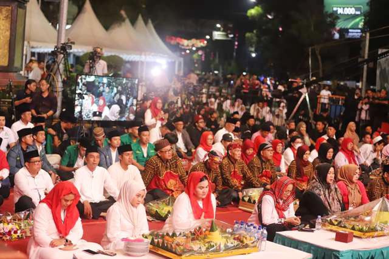 BERSAMA RAKYAT: Kader PDIP dan masyarakat umum hadiri haul akbar Bung Karno. | Foto: IST