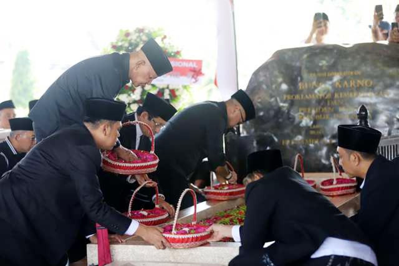 TABUR BUNGA: Said Abdullah, tabur bungan di makam Bung Karno saat peringatan haul ke-55. | Foto: IST