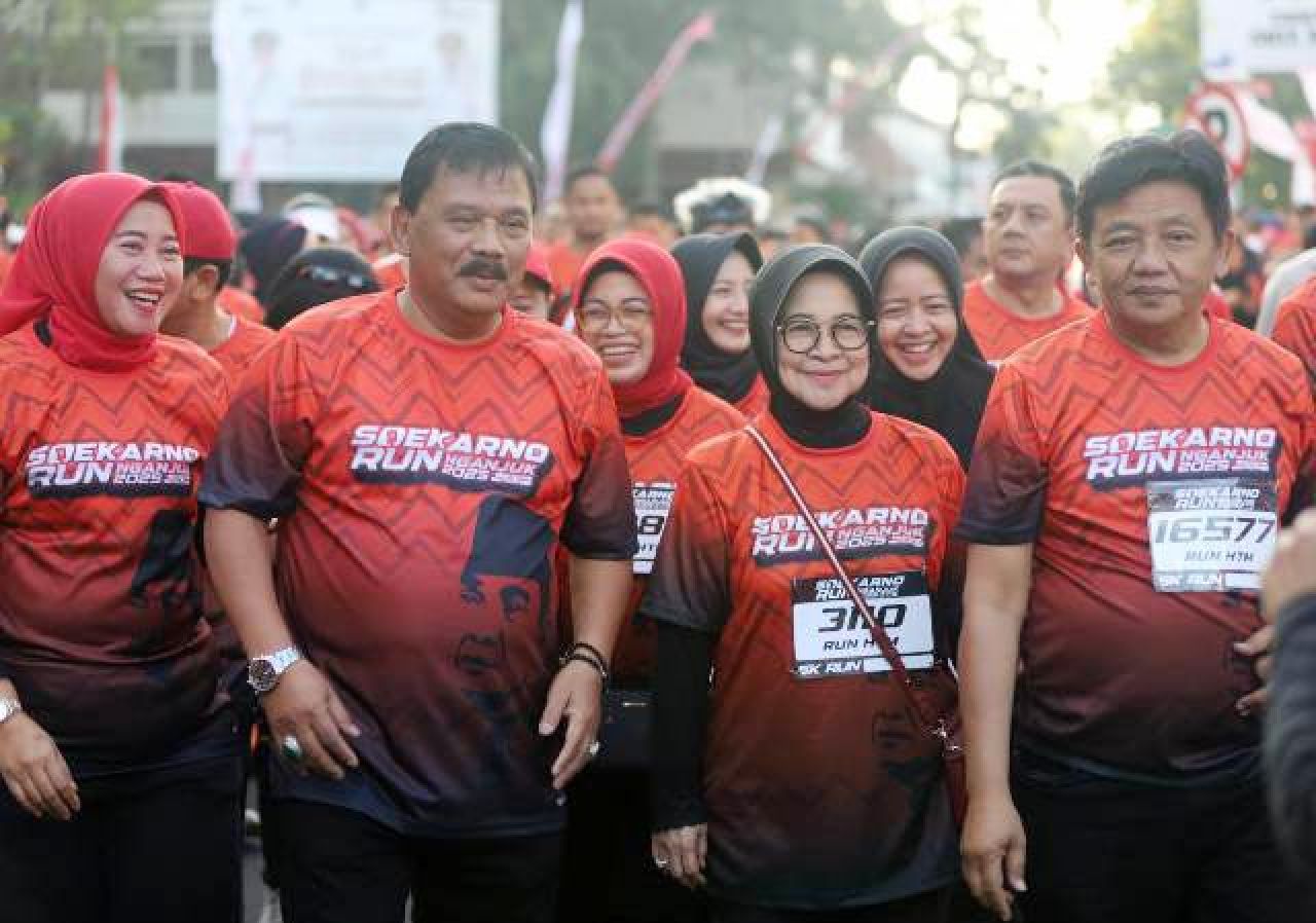 SOEKARNO RUN: Marhaen Djumadi dan Wara Sundari (tengah) mengikuti Soekarno Run bersama warga lainnya. | Foto: IST
